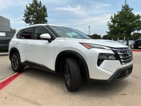 Used 2025 Nissan Rogue SV FWD image 4
