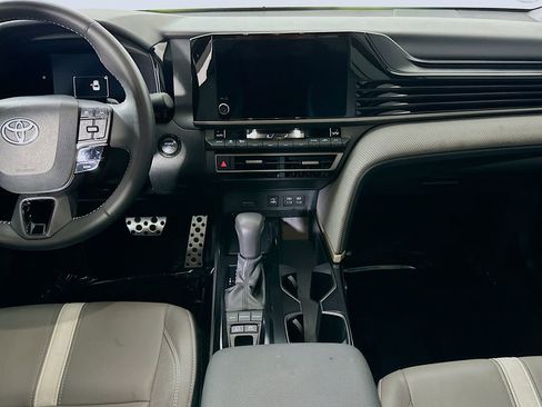 Used 2025 Toyota Camry SE w/ Convenience Package image 18