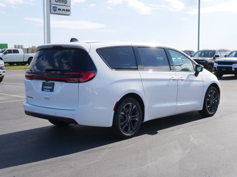 New 2026 Chrysler Pacifica Select image 2