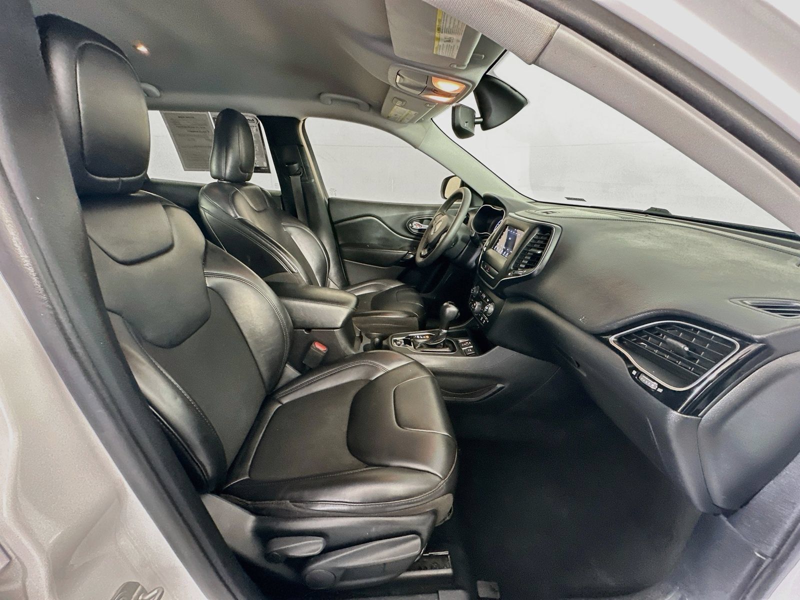 Used 2020 Jeep Cherokee Latitude Plus FWD image 25
