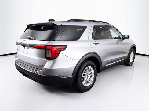 Used 2025 Ford Explorer Active AWD/4WD image 7