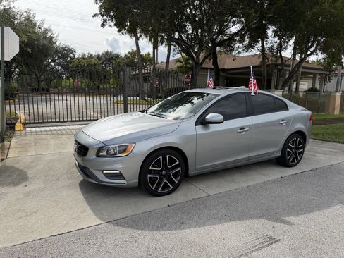 Used 2017 Volvo S60 T5 Dynamic image 2