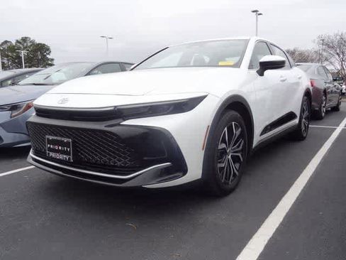 Used 2025 Toyota Crown XLE image 1