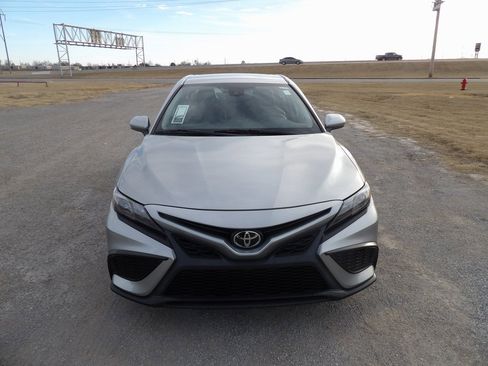 Used 2021 Toyota Camry SE image 3