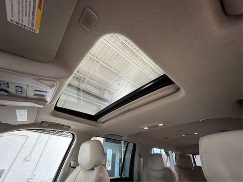 Used 2017 Cadillac Escalade ESV Luxury AWD/4WD image 25