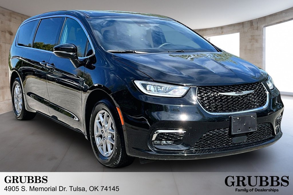 Used 2025 Chrysler Pacifica Select FWD image 1