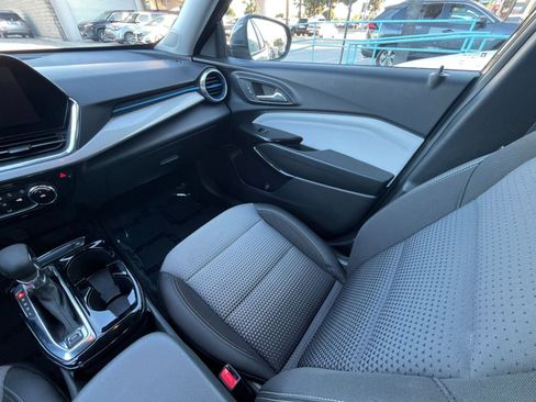 Used 2025 Chevrolet Trax LT image 36