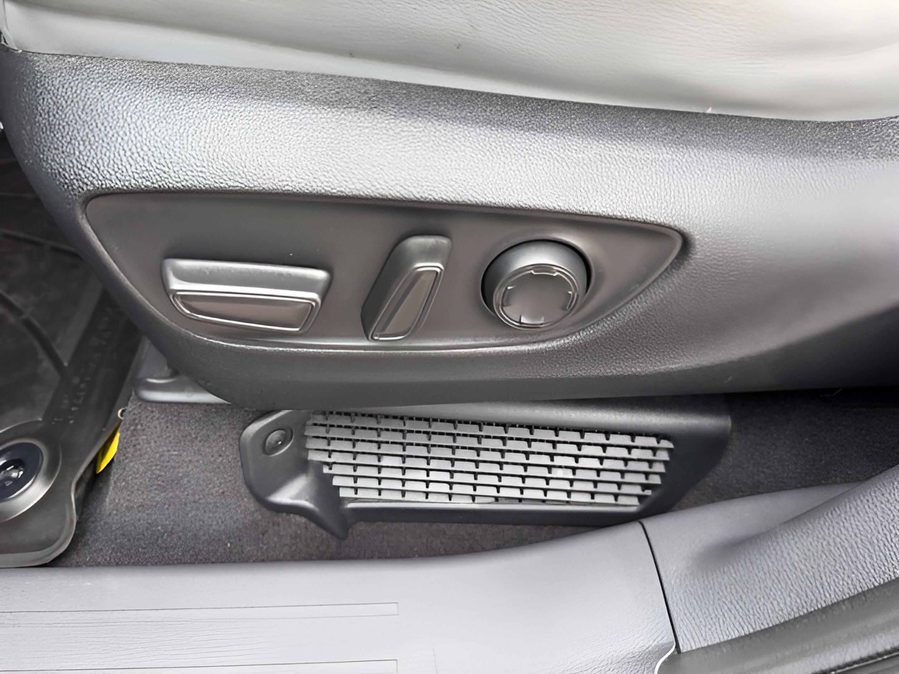 Used 2023 Toyota Sienna XLE AWD/4WD image 23