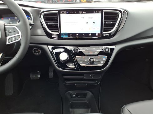 New 2026 Chrysler Voyager LX image 10