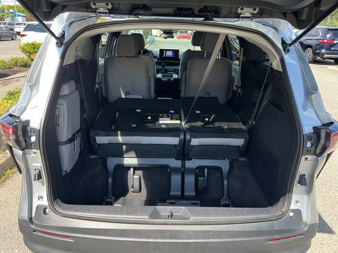 Used 2025 Toyota Sienna LE AWD/4WD image 10