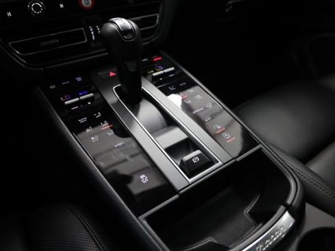 Used 2025 Porsche Macan AWD/4WD image 30