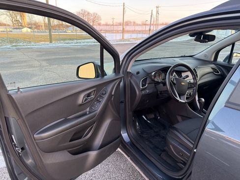 Used 2021 Chevrolet Trax LT w/ LT Convenience Package image 29