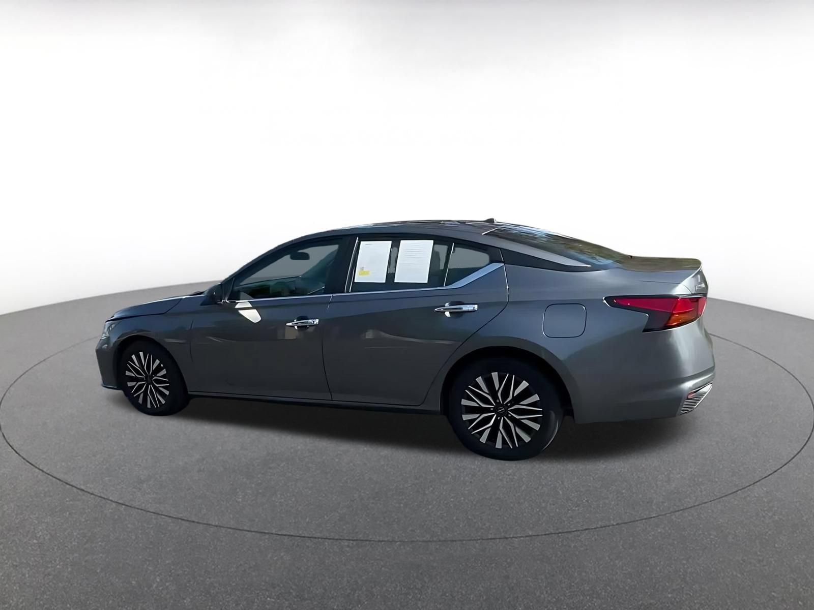 Used 2025 Nissan Altima 2.5 SV FWD image 9