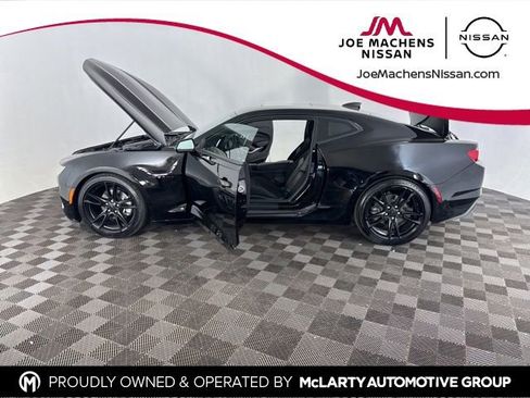 Used 2022 Chevrolet Camaro LT w/ Technology Package image 9