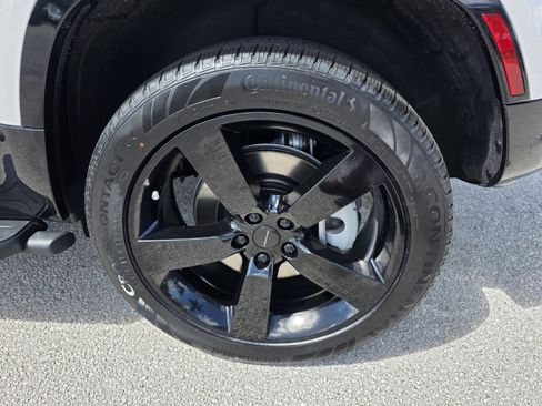 New 2026 Land Rover Defender 110 X-Dynamic SE image 9