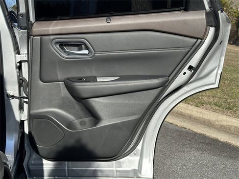 Certified 2023 Nissan Rogue SL w/ SL Premium Package image 17