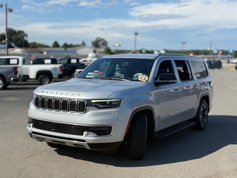 Used 2024 Jeep Wagoneer L Series III w/ Flexible Seating Group AWD/4WD image 3
