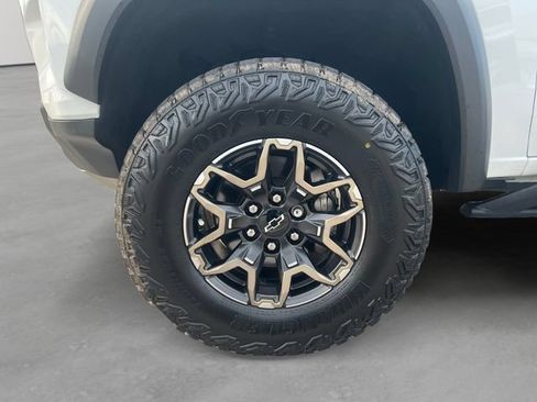 Used 2024 Chevrolet Colorado ZR2 w/ Technology Package AWD/4WD image 10
