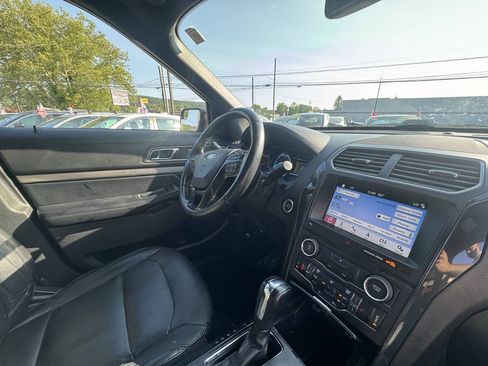Used 2018 Ford Explorer XLT w/ Equipment Group 202A AWD/4WD image 38
