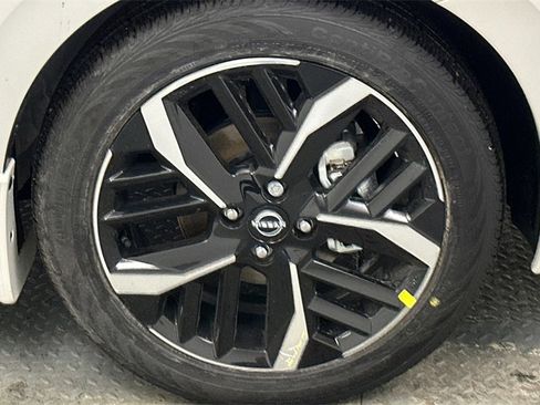 New 2025 Nissan Versa SR w/ Trunk Package image 14