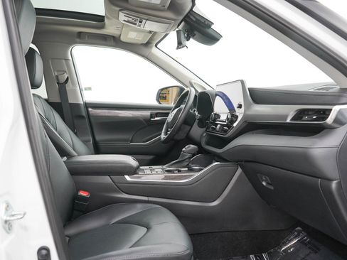 Used 2024 Toyota Highlander Platinum AWD/4WD image 13