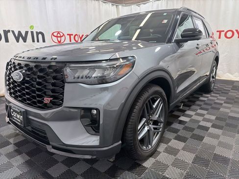 Used 2025 Ford Explorer ST image 3