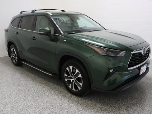 Certified 2025 Toyota Highlander XLE FWD image 4