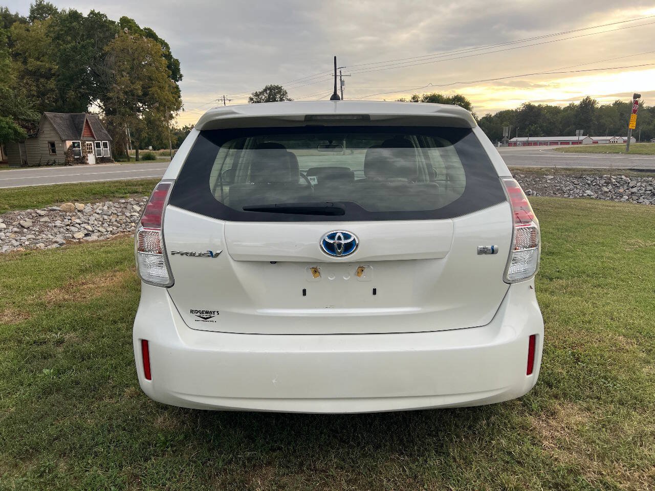 Used 2016 Toyota Prius V Two FWD image 4