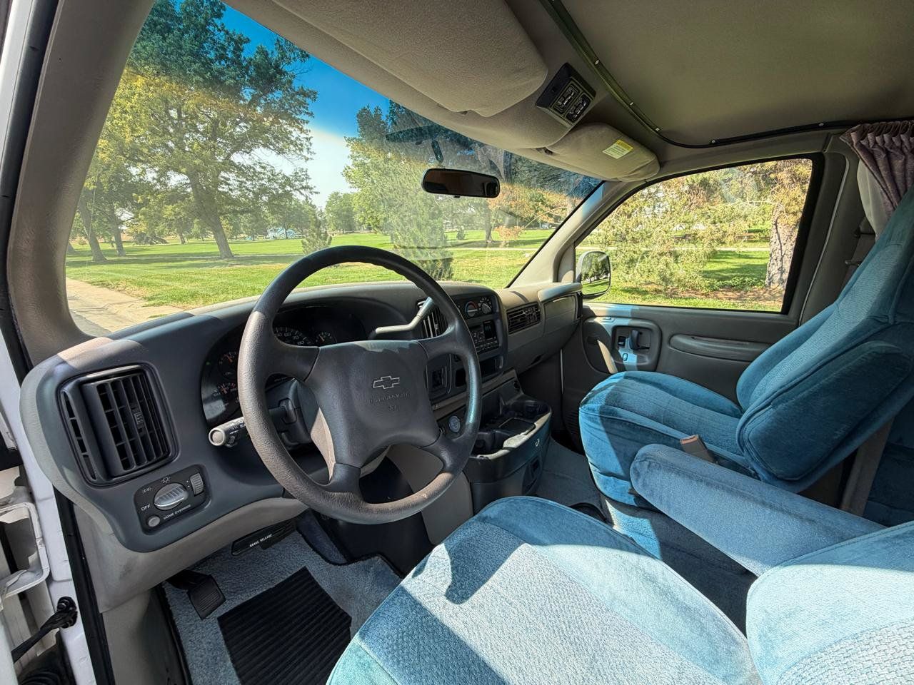Used 2000 Chevrolet Express 3500 RWD image 10
