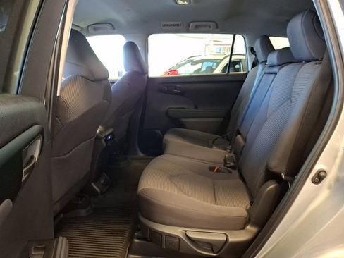 Used 2025 Toyota Highlander LE AWD/4WD image 8