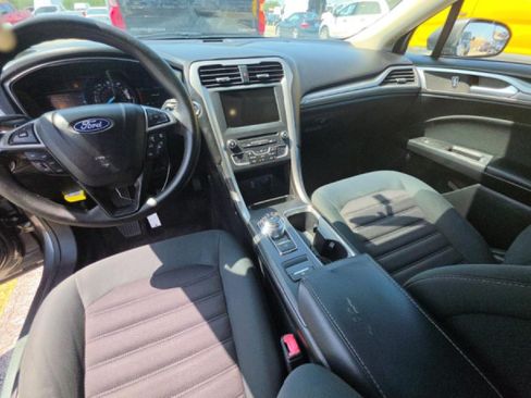 Used 2018 Ford Fusion SE w/ Fusion SE Technology Package FWD image 9
