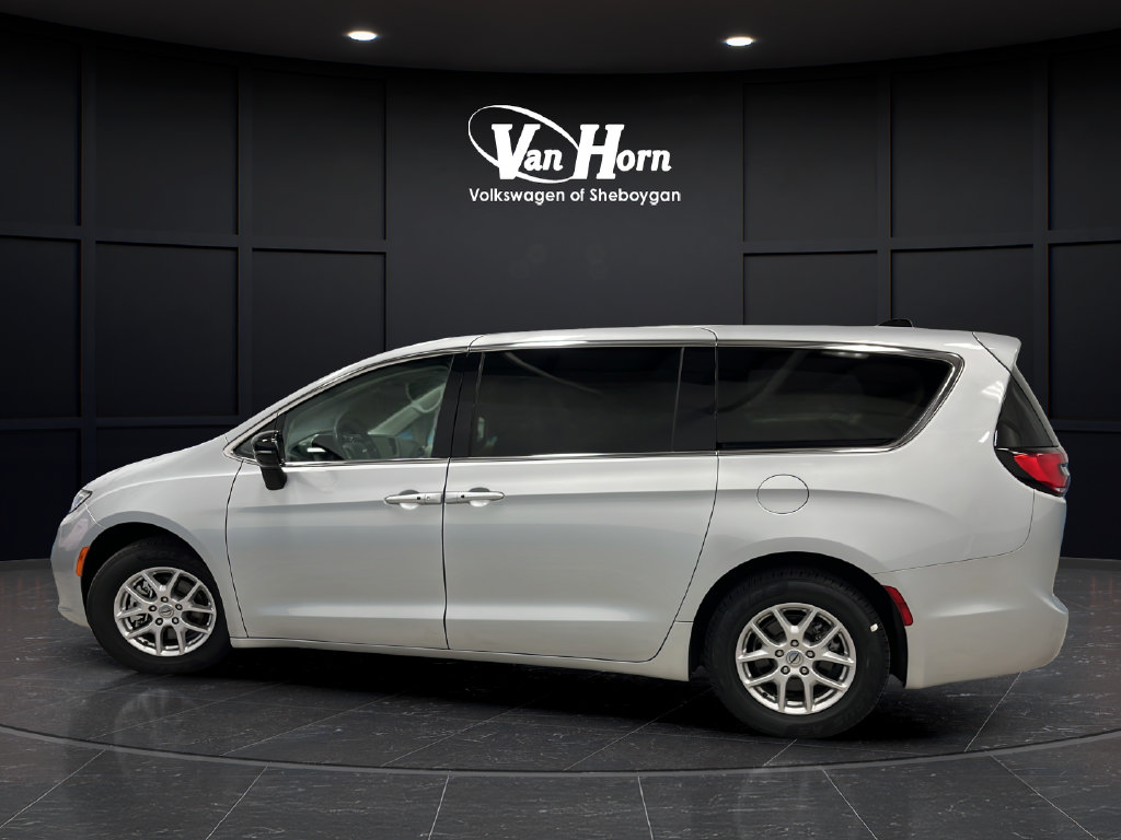 Used 2024 Chrysler Pacifica Touring-L FWD image 4