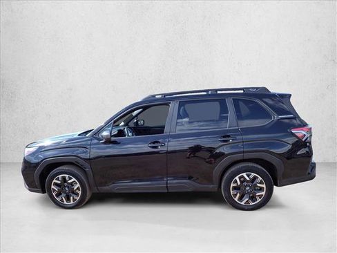Used 2025 Subaru Forester Premium AWD/4WD image 2