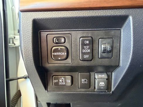 Used 2019 Toyota Tundra Limited w/ Limited Premium Package AWD/4WD image 16