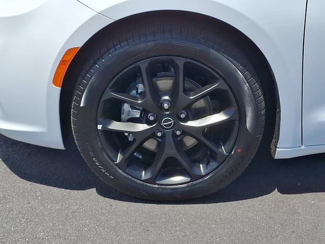 Used 2025 Chrysler Pacifica Limited FWD image 8