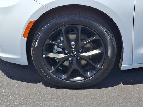 Used 2025 Chrysler Pacifica Limited FWD image 8