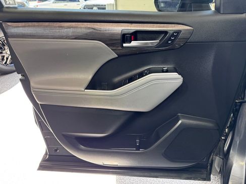 Used 2020 Toyota Highlander Limited image 22