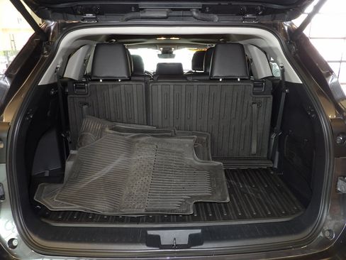 Used 2024 Toyota Highlander XLE AWD/4WD image 20