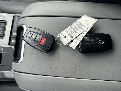 Used 2020 Toyota Highlander Limited Platinum image 37