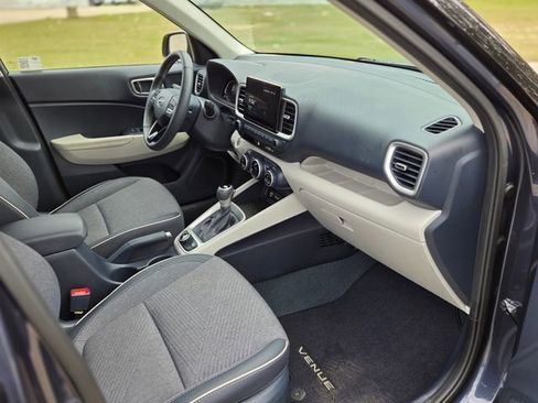 Used 2025 Hyundai Venue Limited image 15