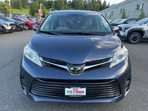 Used 2018 Toyota Sienna LE FWD image 2