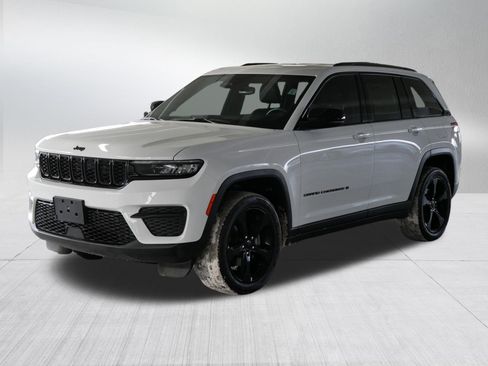 Used 2022 Jeep Grand Cherokee Altitude image 3