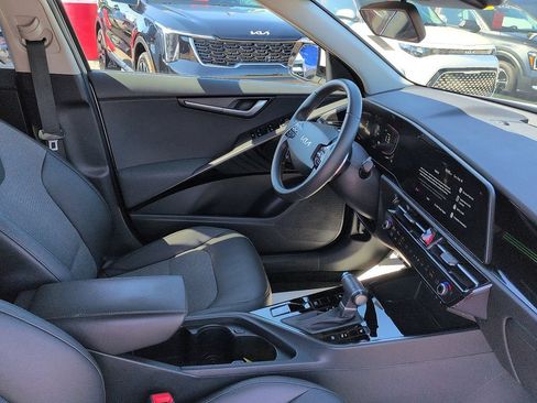 Used 2023 Kia Niro EX Touring FWD image 7