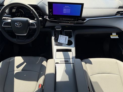 New 2026 Toyota Sienna XLE image 12