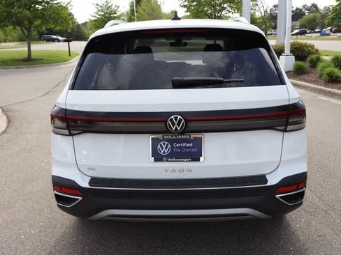 Used 2025 Volkswagen Taos SE w/ Black Wheel Package FWD image 4