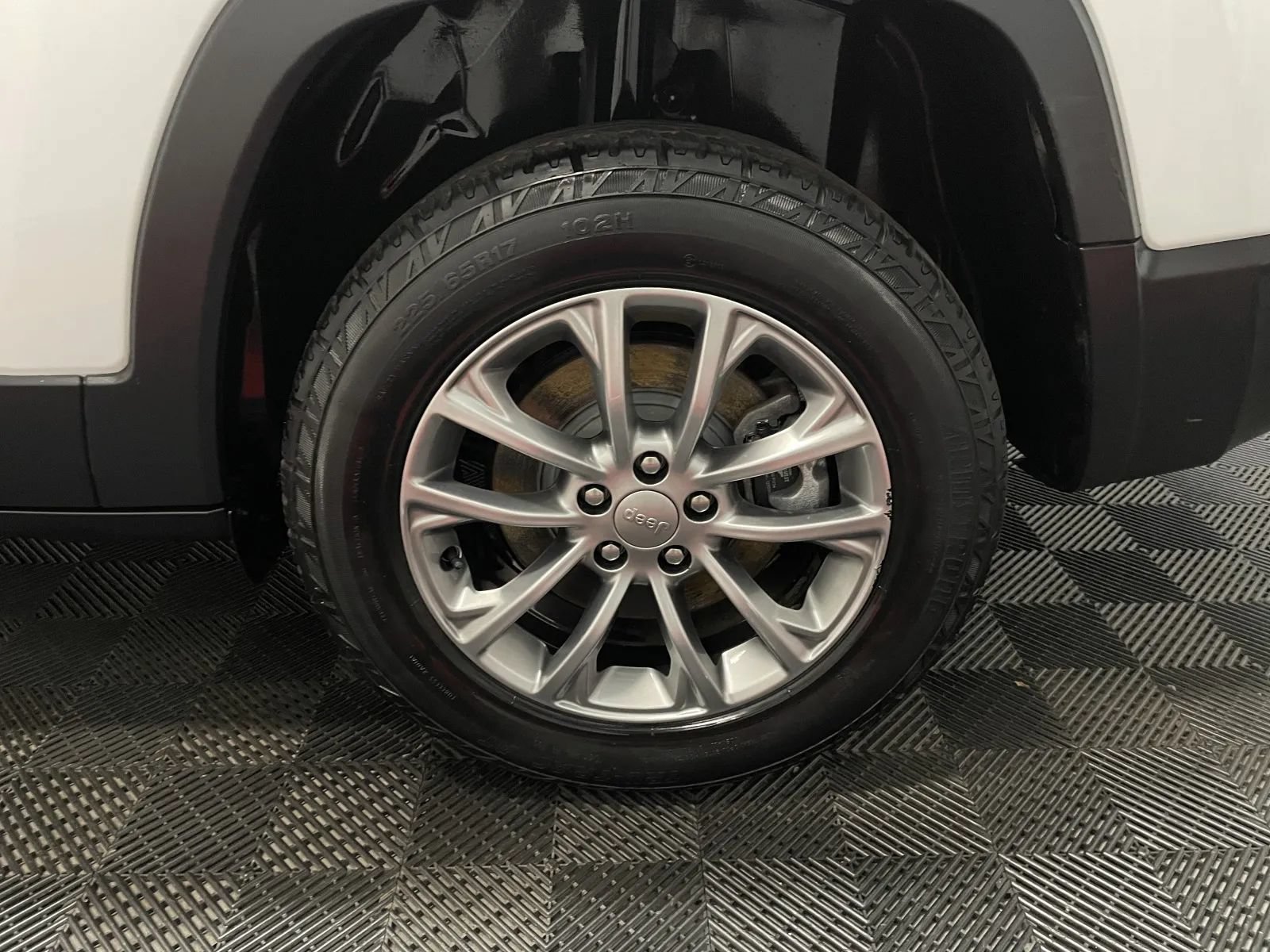 Used 2021 Jeep Cherokee Latitude Plus AWD/4WD image 12