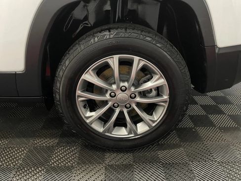 Used 2021 Jeep Cherokee Latitude Plus AWD/4WD image 12