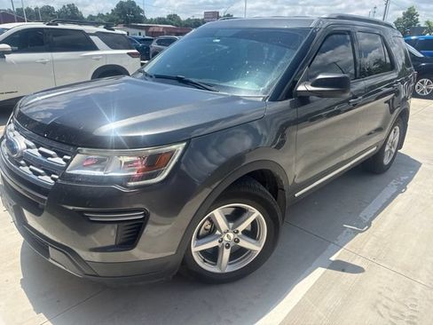 Used 2018 Ford Explorer XLT FWD image 2