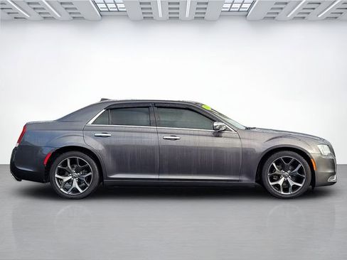 Used 2019 Chrysler 300 Limited RWD image 4