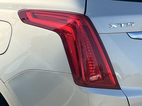 Used 2017 Cadillac XT5 Luxury w/ Driver Awareness Package FWD image 8